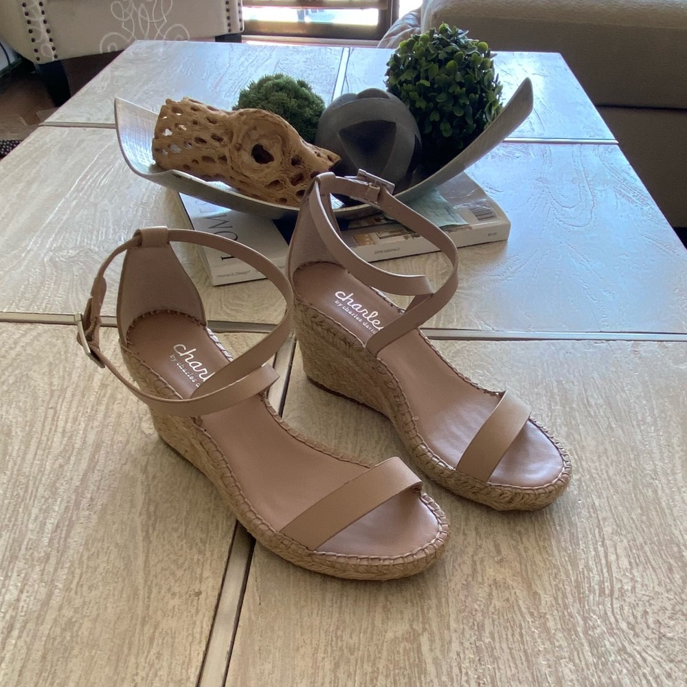 NEW Charles David Beige Women's Sandals